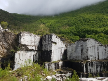 The ex Henraux marble quarry is a unique location close to the Lima Valley and Abetone