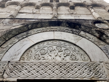 la Pieve, di origine longobarda, San Cassiano di Controni, la prima chiesa documentata della Val di Lima